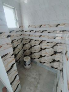 Bathroom Image of 700 Sq.ft 2 BHK Apartment / Flat for sale in Purba Putiary Kolkata for Rs. 2800000