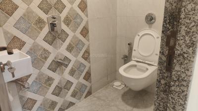 Bathroom Image of 550 Sq.ft 1 BHK Apartment / Flat for rent in Earth Vintage, Dadar West Mumbai for Rs. 60000