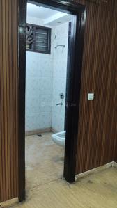 Bathroom Image of 720 Sq.ft 2 BHK Builder Floor for rent in Shalimar Bagh New Delhi for Rs. 25000