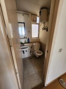 Bathroom Image of 950 Sq.ft 2 BHK Apartment / Flat for rent in Jaypee Kosmos, Sector 134 Noida for Rs. 23999