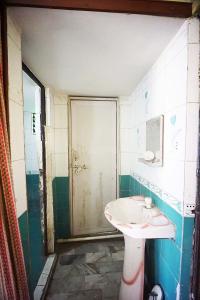 Bathroom Image of 900 Sq.ft 2 BHK Apartment / Flat for sale in Maninagar Ahmedabad for Rs. 4200000