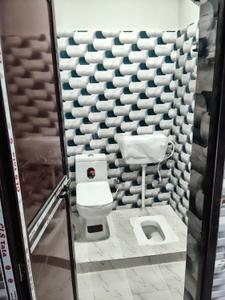 Bathroom Image of 1050 Sq.ft 3 BHK Independent House for rent in North Shastri Nagar Patna for Rs. 17000