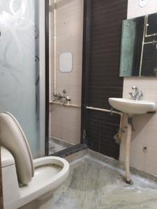 Common Bathroom Image of 1100 Sq.ft 3 BHK Builder Floor for rent in Mansarover Garden New Delhi for Rs. 41000