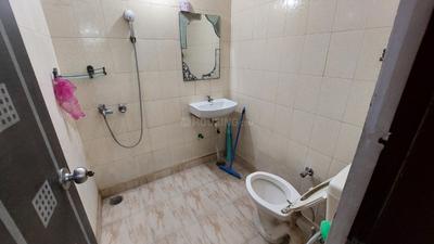 Bathroom Image of 900 Sq.ft 1 RK Independent House for rent in Model Town New Delhi for Rs. 15000