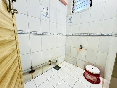 Bathroom Image of 900 Sq.ft 1 BHK Apartment / Flat for rent in Satellite Ahmedabad for Rs. 16000