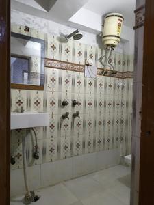 Common Bathroom Image of 550 Sq.ft 1 BHK Builder Floor for rent in Vaishali Ghaziabad for Rs. 15000