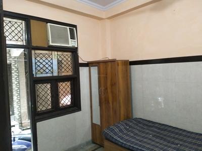 Bedroom Image of 400 Sq.ft 1 BHK Builder Floor for rent in Laxmi Nagar New Delhi for Rs. 16000