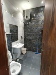Bathroom Image of 1000 Sq.ft 2 BHK Apartment / Flat for rent in Kharar Mohali for Rs. 25000