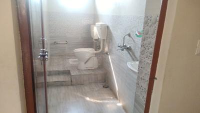 Bathroom Image of 1100 Sq.ft 2 BHK Builder Floor for rent in Kaazi Sarai Varanasi for Rs. 9000