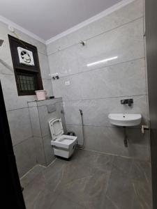Bathroom Image of 1100 Sq.ft 3 BHK Builder Floor for rent in Shakarpur Khas New Delhi for Rs. 30000
