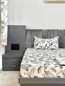 Bedroom Image of 750 Sq.ft 1 RK Apartment / Flat for rent in L I G Colony Indore for Rs. 14000