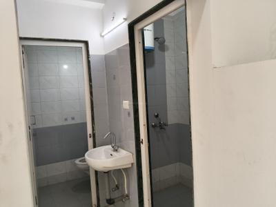 Bathroom Image of 600 Sq.ft 1 BHK Apartment / Flat for rent in Bharat Vihar New Delhi for Rs. 18000