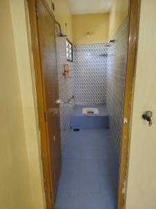 Bathroom Image of 750 Sq.ft 1 BHK Apartment / Flat for rent in Karapakkam Chennai for Rs. 13000