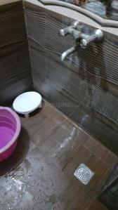 Bathroom Image of 750 Sq.ft 1.5 BHK Apartment / Flat for rent in Kaushambi Ghaziabad for Rs. 25000
