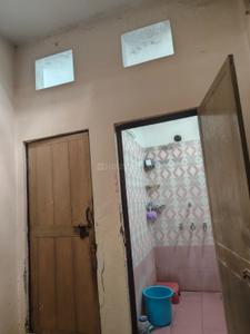 Bathroom Image of 1000 Sq.ft 2 BHK Builder Floor for rent in Rajajipuram Lucknow for Rs. 11000