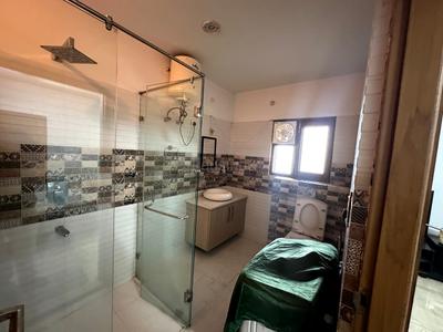 Bathroom Image of 2000 Sq.ft 3 BHK Apartment / Flat for sale in Rajpur Road Dehradun for Rs. 14500000