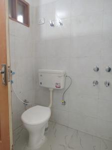 Common Bathroom Image of 600 Sq.ft 2 BHK Builder Floor for sale in Sangam Vihar New Delhi for Rs. 1600000