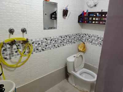 Bathroom Image of 520 Sq.ft 2 BHK Builder Floor for rent in Sector 17 Rohini New Delhi for Rs. 25000