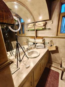 Bathroom Image of 1900 Sq.ft 3 BHK Builder Floor for rent in Safdarjung Enclave New Delhi for Rs. 160000