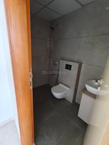 Bathroom Image of 900 Sq.ft 3 BHK Apartment / Flat for rent in Regalia Orane, Ghuma Ahmedabad for Rs. 25000
