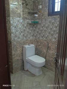 Bathroom Image of 700 Sq.ft 2 BHK Builder Floor for rent in Arjun Nagar New Delhi for Rs. 40000