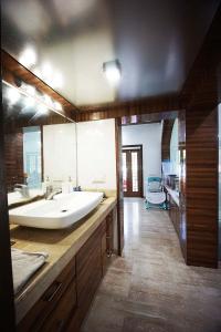 Bathroom Image of 4725 Sq.ft 4 BHK Independent House for sale in Satellite Ahmedabad for Rs. 131300000