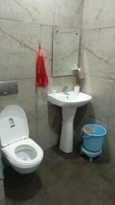 Bathroom Image of 600 Sq.ft 1 BHK Apartment / Flat for rent in Ramgarh Bhudda Zirakpur for Rs. 16000