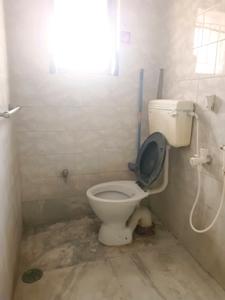 Common Bathroom Image of 600 Sq.ft 1 BHK Apartment / Flat for rent in Purba Barisha Kolkata for Rs. 8000