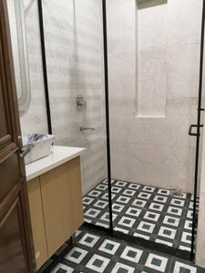 Common Bathroom Image of 4200 Sq.ft 4 BHK Builder Floor for rent in DLF Phase 1 Gurgaon for Rs. 150000