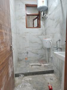 Common Bathroom One Image of 1000 Sq.ft 3 BHK Apartment / Flat for sale in Khanpur New Delhi for Rs. 5800000