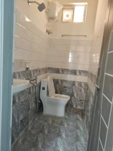 Common Bathroom Image of 550 Sq.ft 1 BHK Apartment / Flat for rent in Kondapur Hyderabad for Rs. 25000