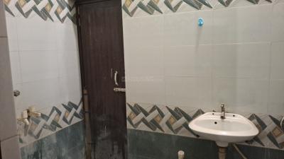 Bathroom Image of 700 Sq.ft 1 BHK Builder Floor for rent in Naubasta Kanpur for Rs. 9000