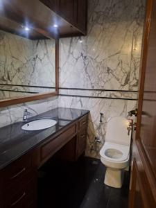 Bathroom Image of 7200 Sq.ft 4 BHK Apartment / Flat for rent in Panchsheel Park New Delhi for Rs. 600000