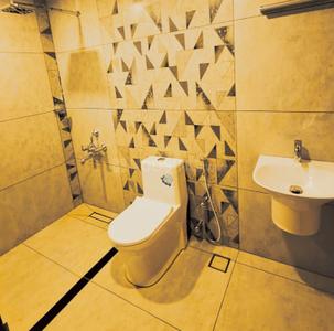 Bathroom Image of 2000 Sq.ft 3 BHK Independent House for rent in Maradu Kochi for Rs. 33000