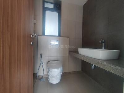 Bathroom Image of 1350 Sq.ft 3 BHK Apartment / Flat for sale in Shapoorji Pallonji Vicinia, Powai Mumbai for Rs. 39000000