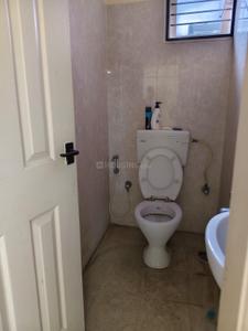 Bathroom Image of 950 Sq.ft 2 BHK Apartment / Flat for rent in Halasuru Bengaluru for Rs. 25000