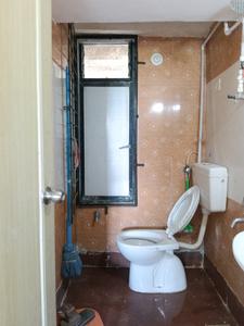 Common Bathroom Image of 1000 Sq.ft 2 BHK Apartment / Flat for rent in Lodha Splendora Platino B, Kasarvadavali Thane for Rs. 33054
