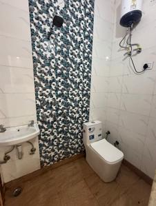 Bathroom Image of 600 Sq.ft 1 BHK Builder Floor for rent in Patel Nagar New Delhi for Rs. 17500