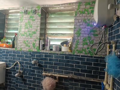Bathroom Image of 520 Sq.ft 1 BHK Apartment / Flat for rent in Khar West Mumbai for Rs. 72000