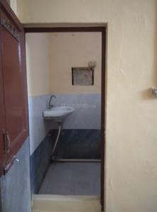 Bathroom Image of 500 Sq.ft 2 BHK Independent House for rent in Kela Nagar Aligarh for Rs. 5000