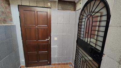Bathroom Image of 650 Sq.ft 1 BHK Builder Floor for rent in Chittaranjan Park New Delhi for Rs. 35000