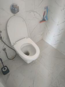 Common Bathroom Image of 1250 Sq.ft 2.5 BHK Apartment / Flat for sale in Lodha Bellagio, Powai Mumbai for Rs. 42200000