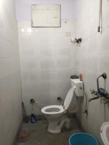 Common Bathroom Image of 450 Sq.ft 2 BHK Builder Floor for sale in New Ashok Nagar New Delhi for Rs. 4600000