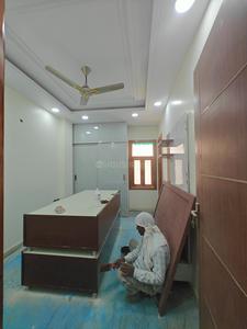 Bedroom Image of 800 Sq.ft 2 BHK Builder Floor for rent in Shalimar Bagh New Delhi for Rs. 35000