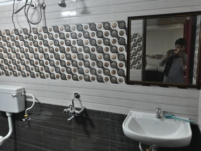 Bathroom Image of 300 Sq.ft 1 RK Apartment / Flat for rent in Nungambakkam Chennai for Rs. 30000