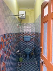 Bathroom Image of 600 Sq.ft 2 BHK Builder Floor for rent in Indralok Colony Lucknow for Rs. 12000