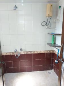 Bathroom Image of 700 Sq.ft 1 BHK Apartment / Flat for rent in Cumballa Hill Mumbai for Rs. 125000