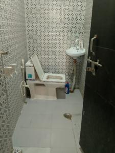 Bathroom Image of 650 Sq.ft 1 BHK Builder Floor for rent in Sector 63 A Noida for Rs. 16000