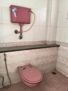 Common Bathroom One Image of 650 Sq.ft 2 BHK Apartment / Flat for sale in Sion Mumbai for Rs. 24000000