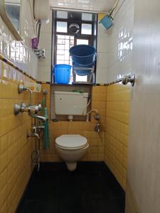 Common Bathroom One Image of 550 Sq.ft 2 BHK Apartment / Flat for sale in Mahim Mumbai for Rs. 22500000